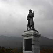 200名近い戦士が亡くなった陸軍の雪中訓練の犠牲者の慰霊の記念碑は八甲田山を背後に見える地に建っていました