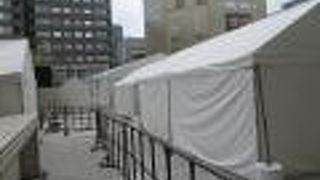 テントに溢れていました。