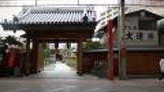 弁天通り商店街沿いのお寺