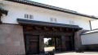 かつては金沢城の正門だったようです。