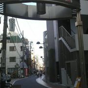 亀戸駅北口近く、個性的な店構えが続く裏通りの商店街