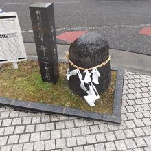 交差点の角にあります