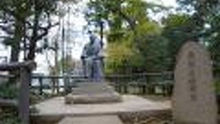 公園の奥に鎮座しています