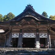 木造建築の質感が長い歴史を感じる神社