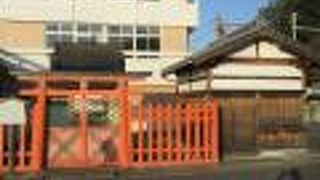 猿沢池のほとりに建っています