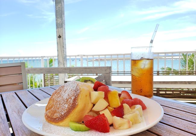 海を見ながらのパンケーキは格別