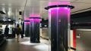 銀座駅はホームがピンク！