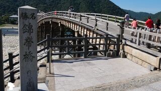 木造のアーチ橋が味な光景