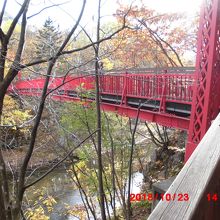 赤色が際立つ二見吊橋