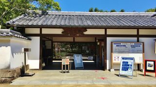 緑豊かで風情ある庭園