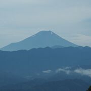 富士山から丹沢の眺望が楽しめます