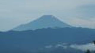 富士山から丹沢の眺望が楽しめます