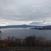 十和田湖の南岸に位置する円形の展望台。数ある展望台の中でも、最高のビューポイントと言われる場所