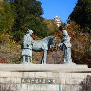 城山公園にある立派な銅像