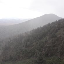 山頂からの写真　急速に天気が悪くなってきました。雪も降ってき