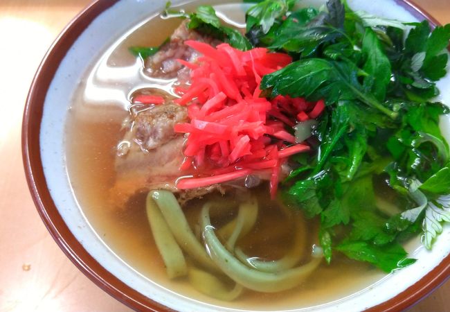 スーパーの一角にある屋台でいただくよもぎそば