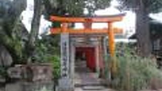 狛狐がたいへん怖い顔をしています。