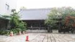 立派な山門を持つ大きなお寺さんです。