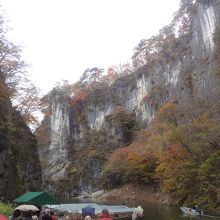 折り返し地点の船着き場から撮った男岩と女岩