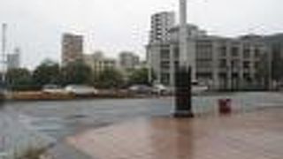 川端と中洲を繋いでいます。