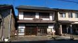 休憩所と湧き水