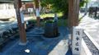 駅前にあり、列車待ちで利用できる