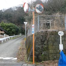 北の麓の登山口。バス停もあります。