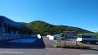 軽食とお土産を調達できる