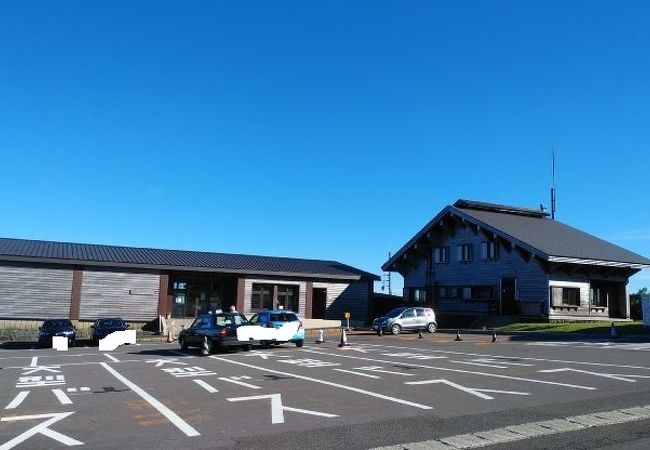 鳥海山の自然と動物に関する資料を展示