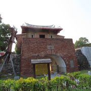 学校の入口には台湾府城 小東門段城桓残蹟がありました。