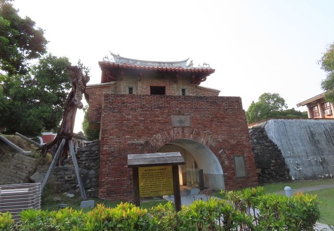 学校の入口には台湾府城 小東門段城桓残蹟がありました。