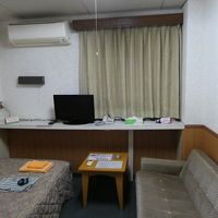 ソファーが大きいです。簡易的にツインにできるのかも。