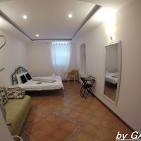 部屋は広々シンプルでテレビもなかった