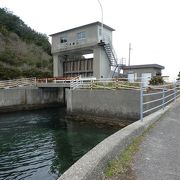 静かな内海。なんと水門がある。