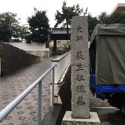 長松寺の入口に石碑と説明書きがある
