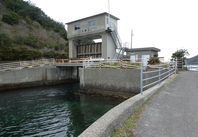 静かな内海。なんと水門がある。