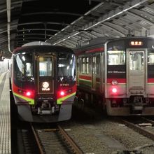 左が特急うずしお。