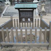 忌宮神社の前庭に「鬼石」があります。