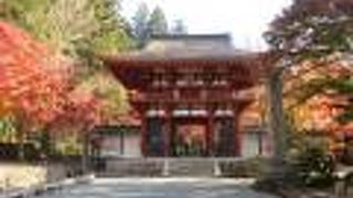 太い仁王像があります