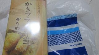 搭乗口のすぐ前。最後にかなわ、の「カキフライ弁当」を買いましょう。