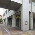 四谷学園、お好み焼きや、居酒屋などの入る広島駅直結複合ビルの上。