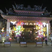 夜の龍山寺入り口とランタン