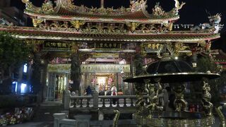 台北を代表する寺院でありパワースポット。夜の周囲はあんま雰囲気良くない