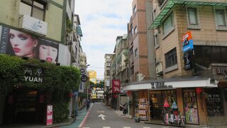 雑貨やグルメが並ぶ、歩いていて楽しい一角