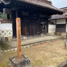 立派な門の様子です。