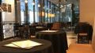 黒いテーブルクロスで落ち着く雰囲気