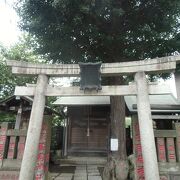 ２つの神社が鳥居を共有して鎮座しています