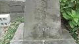 隅田川を挟んで２つの碑があります