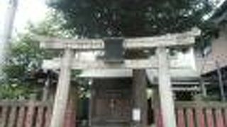 ２つの神社が鳥居を共有して鎮座しています