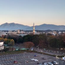 無機質な街に、ロケットと筑波山